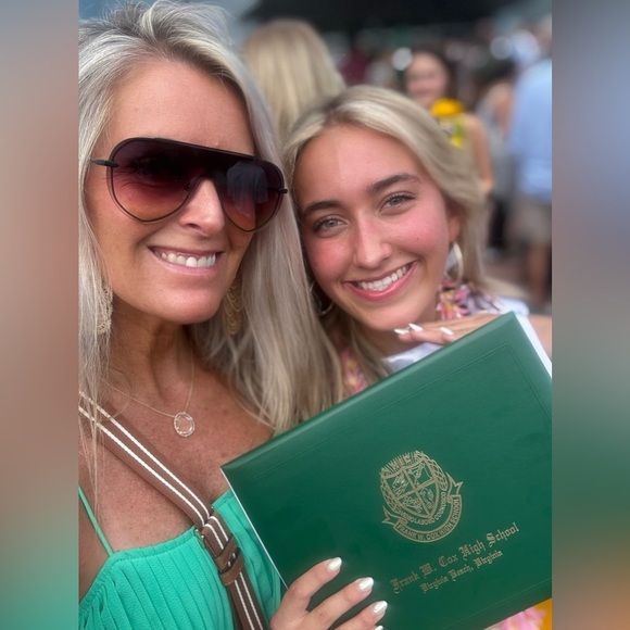 Hi! I’m Danielle! 🩷for live show notifications! - Picture 9 of 10